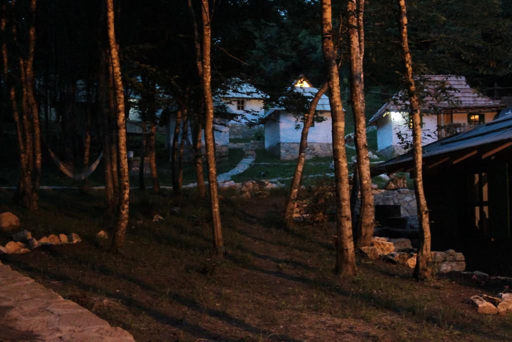 Camp Divlja Rijeka Hotell Hum Exteriör bild